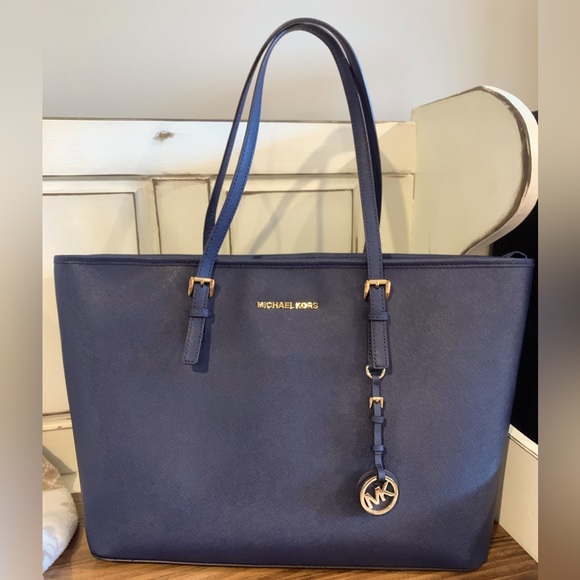 MICHAEL Michael Kors Jet Set Travel Top - Picture 2 of 16